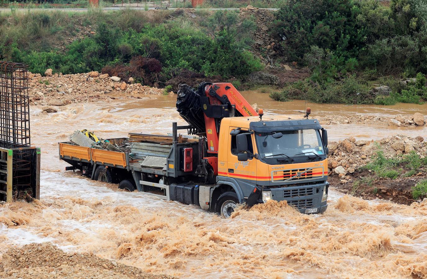 El temporal de fuertes precipitaciones en la Comunitat esta semana ha caído con fuerza en Castellón, donde se han producido importantes inundaciones en Vinaròs y Rosell. Cinco dotaciones del Consorcio de Bomberos de Castellón trabajan este miércoles en el rescate de varias personas atrapadas en ambos municipios, después de producirse sobre las 12 horas una tromba de agua provocada por las intensas lluvias. En imagen, los trabajos de rescate este miércoles.