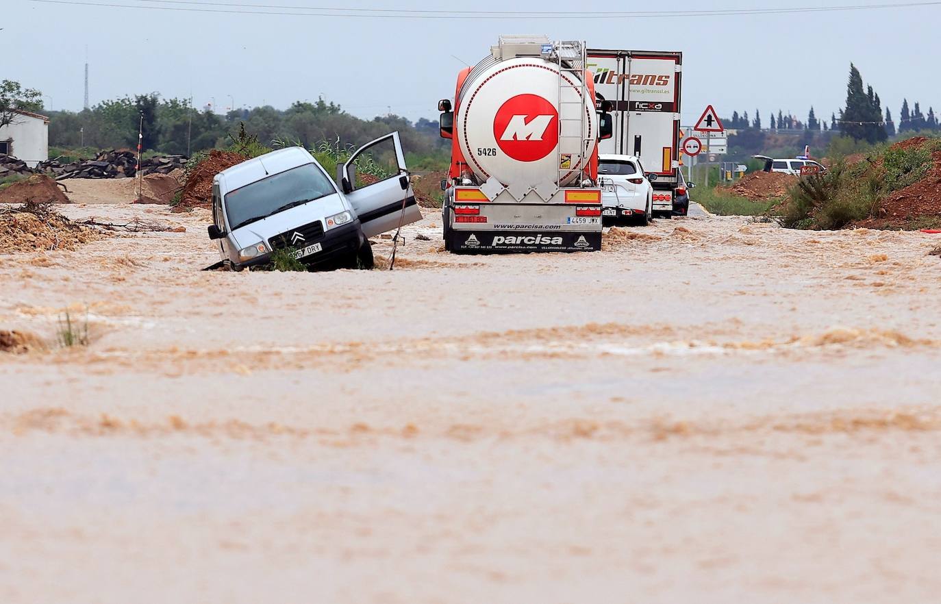 El temporal de fuertes precipitaciones en la Comunitat esta semana ha caído con fuerza en Castellón, donde se han producido importantes inundaciones en Vinaròs y Rosell. Cinco dotaciones del Consorcio de Bomberos de Castellón trabajan este miércoles en el rescate de varias personas atrapadas en ambos municipios, después de producirse sobre las 12 horas una tromba de agua provocada por las intensas lluvias. En imagen, los trabajos de rescate este miércoles.