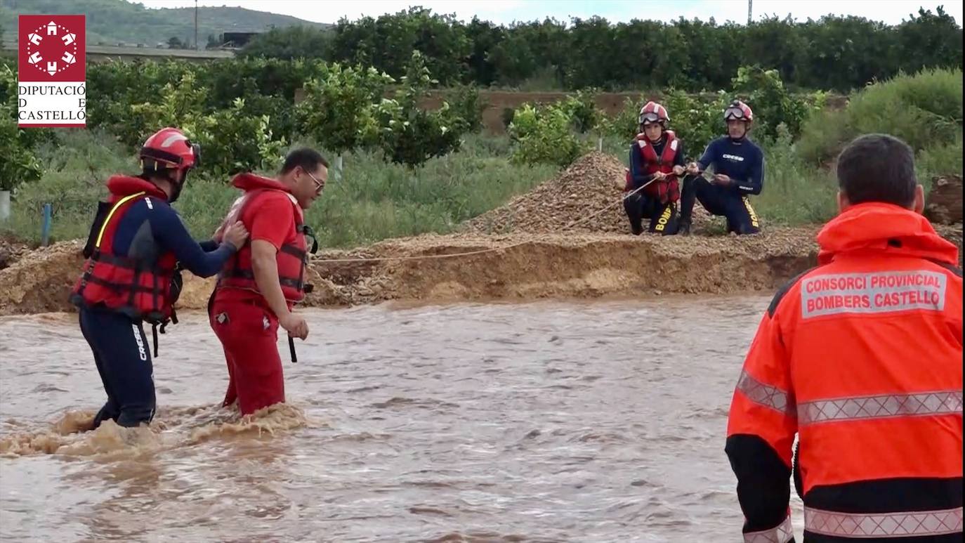 El temporal de fuertes precipitaciones en la Comunitat esta semana ha caído con fuerza en Castellón, donde se han producido importantes inundaciones en Vinaròs y Rosell. Cinco dotaciones del Consorcio de Bomberos de Castellón trabajan este miércoles en el rescate de varias personas atrapadas en ambos municipios, después de producirse sobre las 12 horas una tromba de agua provocada por las intensas lluvias.