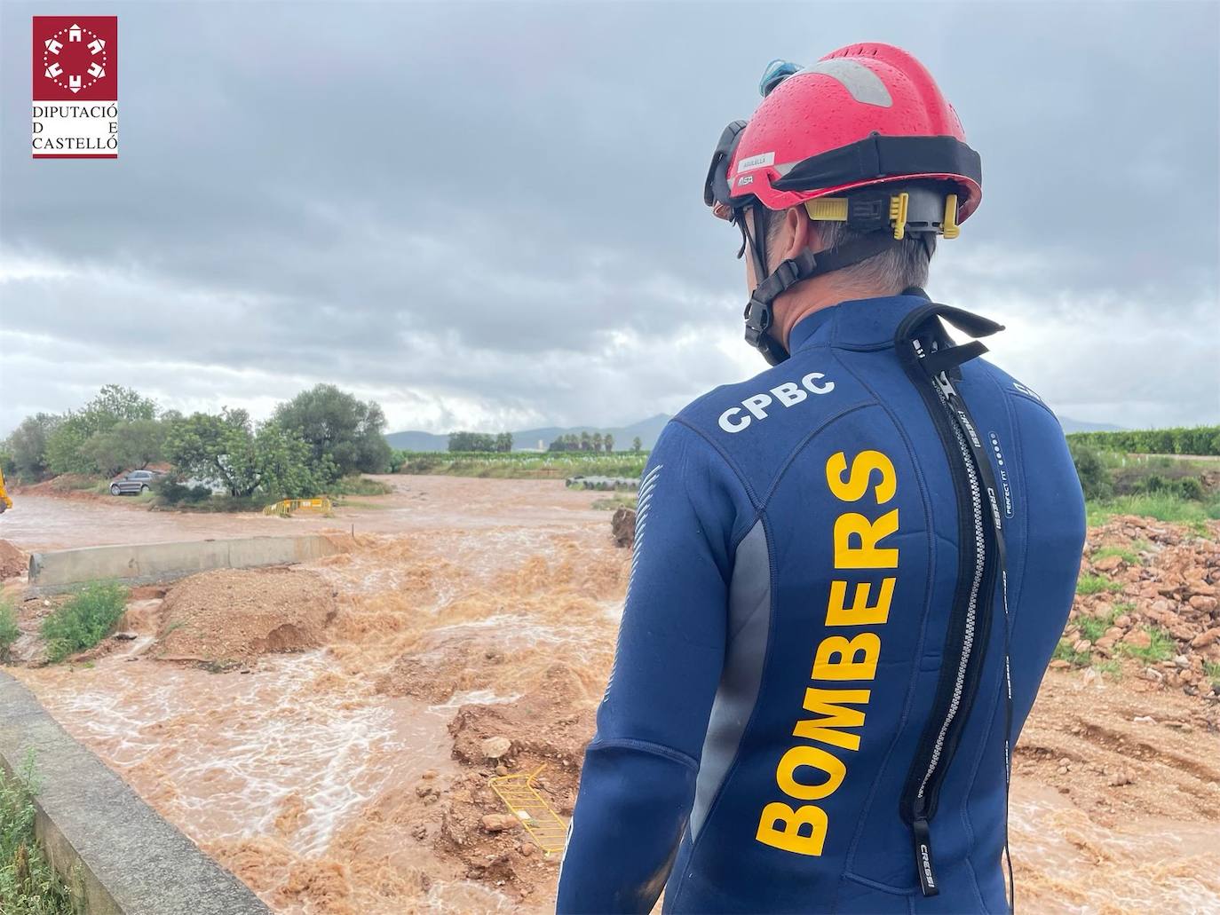 El temporal de fuertes precipitaciones en la Comunitat esta semana ha caído con fuerza en Castellón, donde se han producido importantes inundaciones en Vinaròs y Rosell. Cinco dotaciones del Consorcio de Bomberos de Castellón trabajan este miércoles en el rescate de varias personas atrapadas en ambos municipios, después de producirse sobre las 12 horas una tromba de agua provocada por las intensas lluvias.