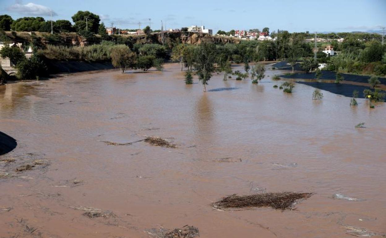 El nuevo cauce del río Turia (normalmente seco) a su paso por Manises.