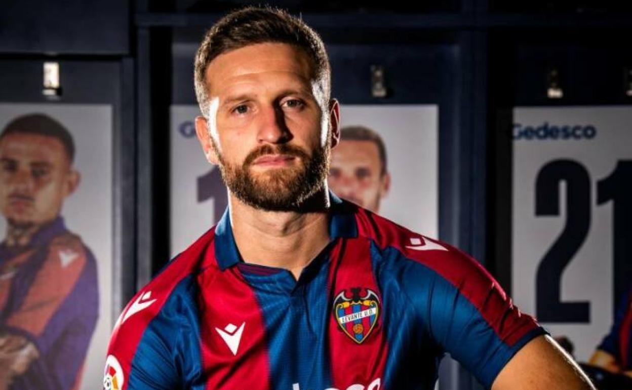 Mustafi posa tras su fichaje por el Levante. 