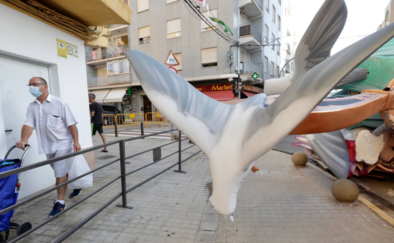 La falla El Charco de Catarroja, destrozada por la lluvia y los propios falleros. 