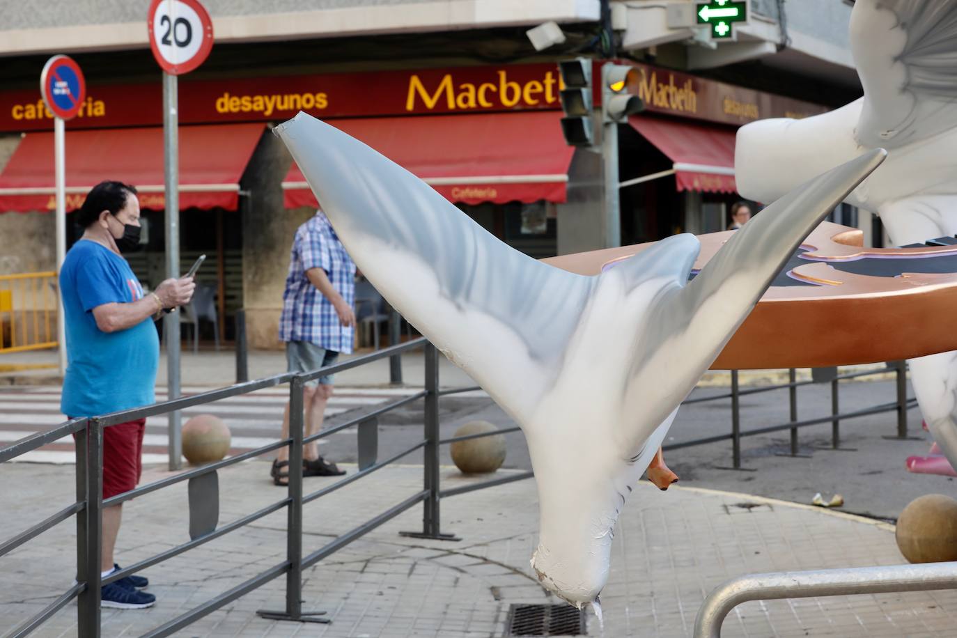 La falla El Charco de Catarroja, destrozada por la lluvia y los propios falleros. 