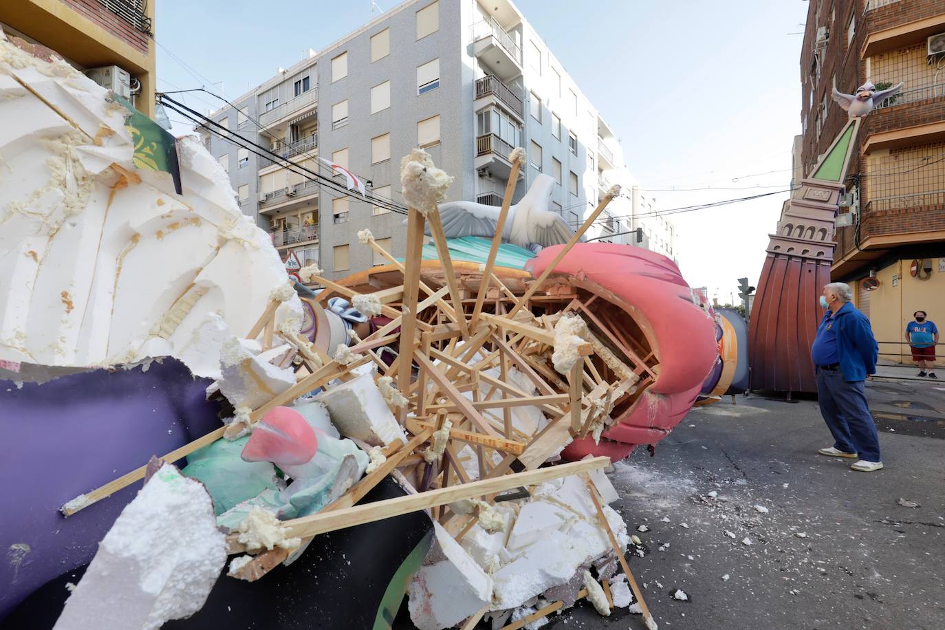 La falla El Charco de Catarroja, destrozada por la lluvia y los propios falleros. 