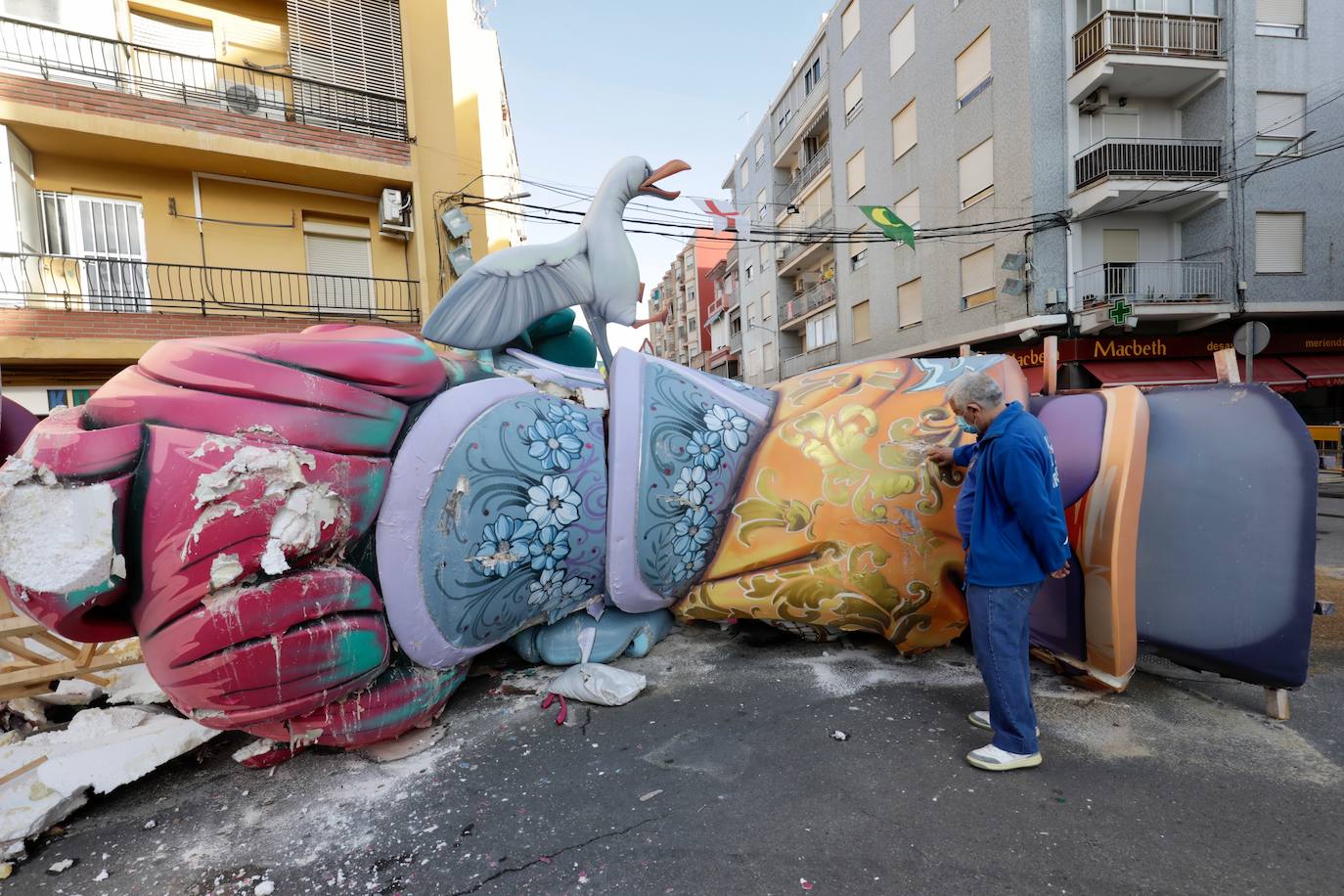 La falla El Charco de Catarroja, destrozada por la lluvia y los propios falleros. 