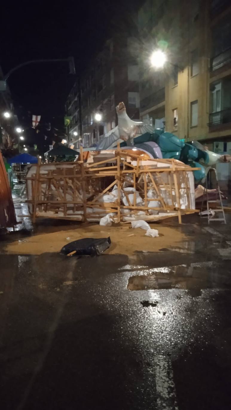 La falla El Charco de Catarroja, destrozada por la lluvia y los propios falleros. 