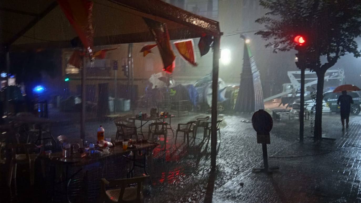 La falla El Charco de Catarroja, destrozada por la lluvia y los propios falleros. 