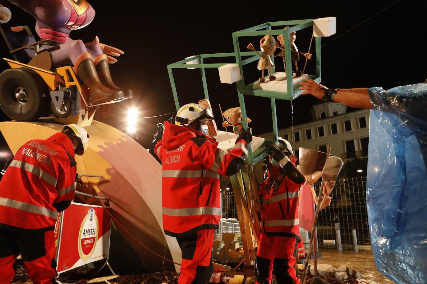 Bomberos trabajan en los destrozos de la falla Ferroviaria