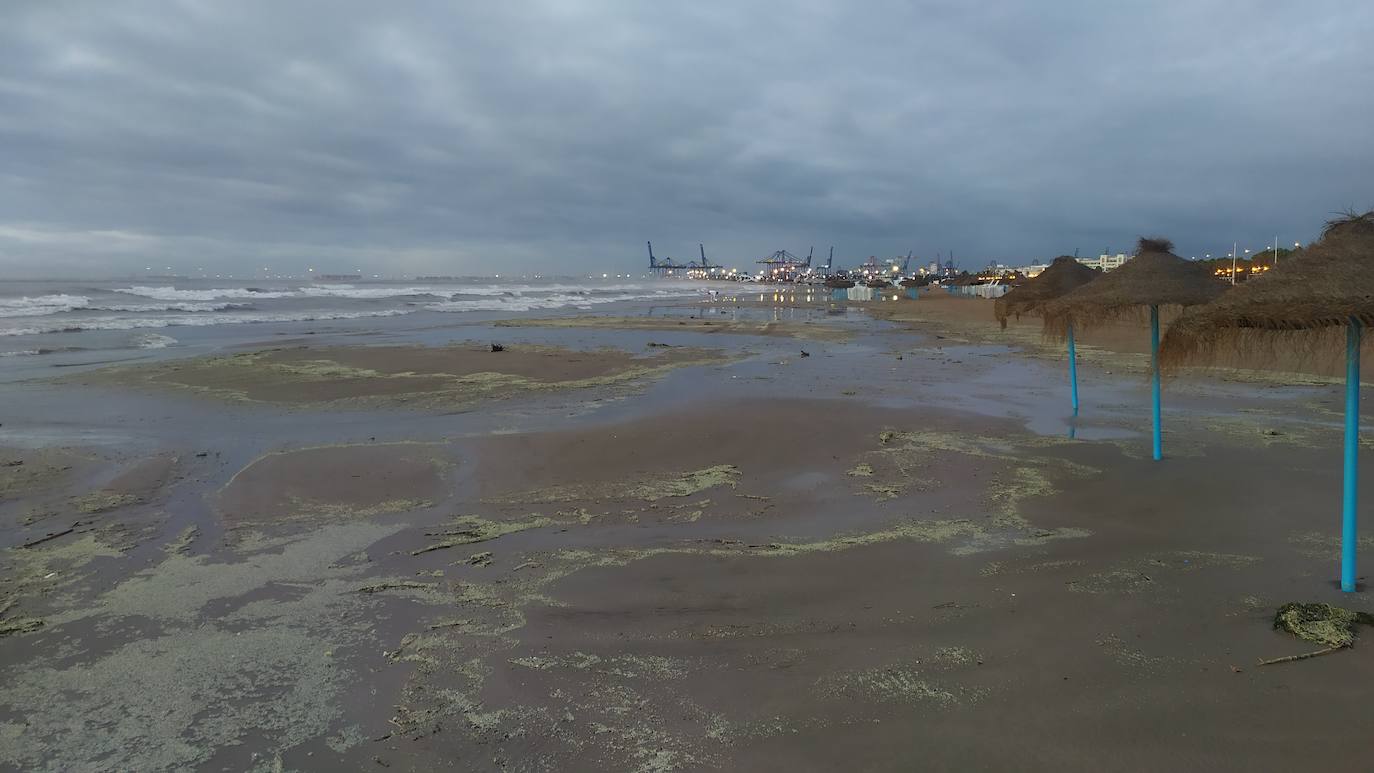 Imagen de la playa de Valencia tras la tormenta provocada por la DANA el 1 de septiembre.