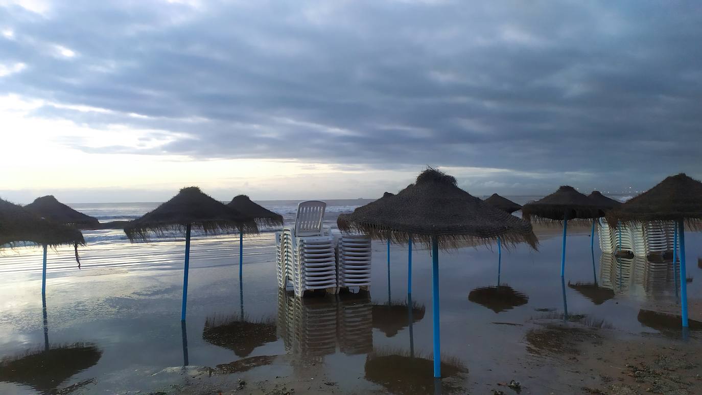 Imagen de la playa de Valencia tras la tormenta provocada por la DANA el 1 de septiembre.