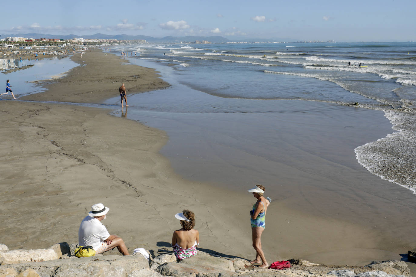 Imagen de la playa de Valencia tras la tormenta provocada por la DANA el 1 de septiembre.