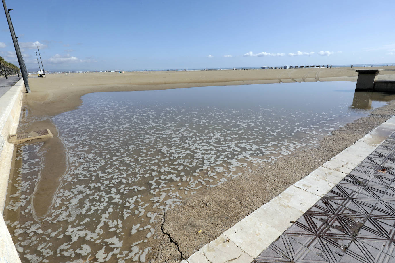 Imagen de la playa de Valencia tras la tormenta provocada por la DANA el 1 de septiembre.