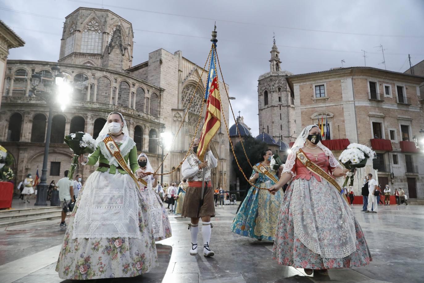 Los falleros se reencuentran con la Virgen este viernes 3 de septiembre, en las que pasarán a la historia como las Fallas más atípicas por las restricciones de la pandemia. Las comisiones vuelven a recorrer las calles de Valencia tras la cancelación de las fiestas el pasado 2020.