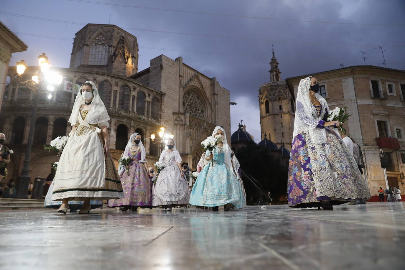 Los falleros se reencuentran con la Virgen este viernes 3 de septiembre, en las que pasarán a la historia como las Fallas más atípicas por las restricciones de la pandemia. Las comisiones vuelven a recorrer las calles de Valencia tras la cancelación de las fiestas el pasado 2020.