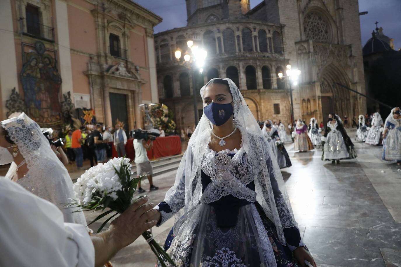 Los falleros se reencuentran con la Virgen este viernes 3 de septiembre, en las que pasarán a la historia como las Fallas más atípicas por las restricciones de la pandemia. Las comisiones vuelven a recorrer las calles de Valencia tras la cancelación de las fiestas el pasado 2020.