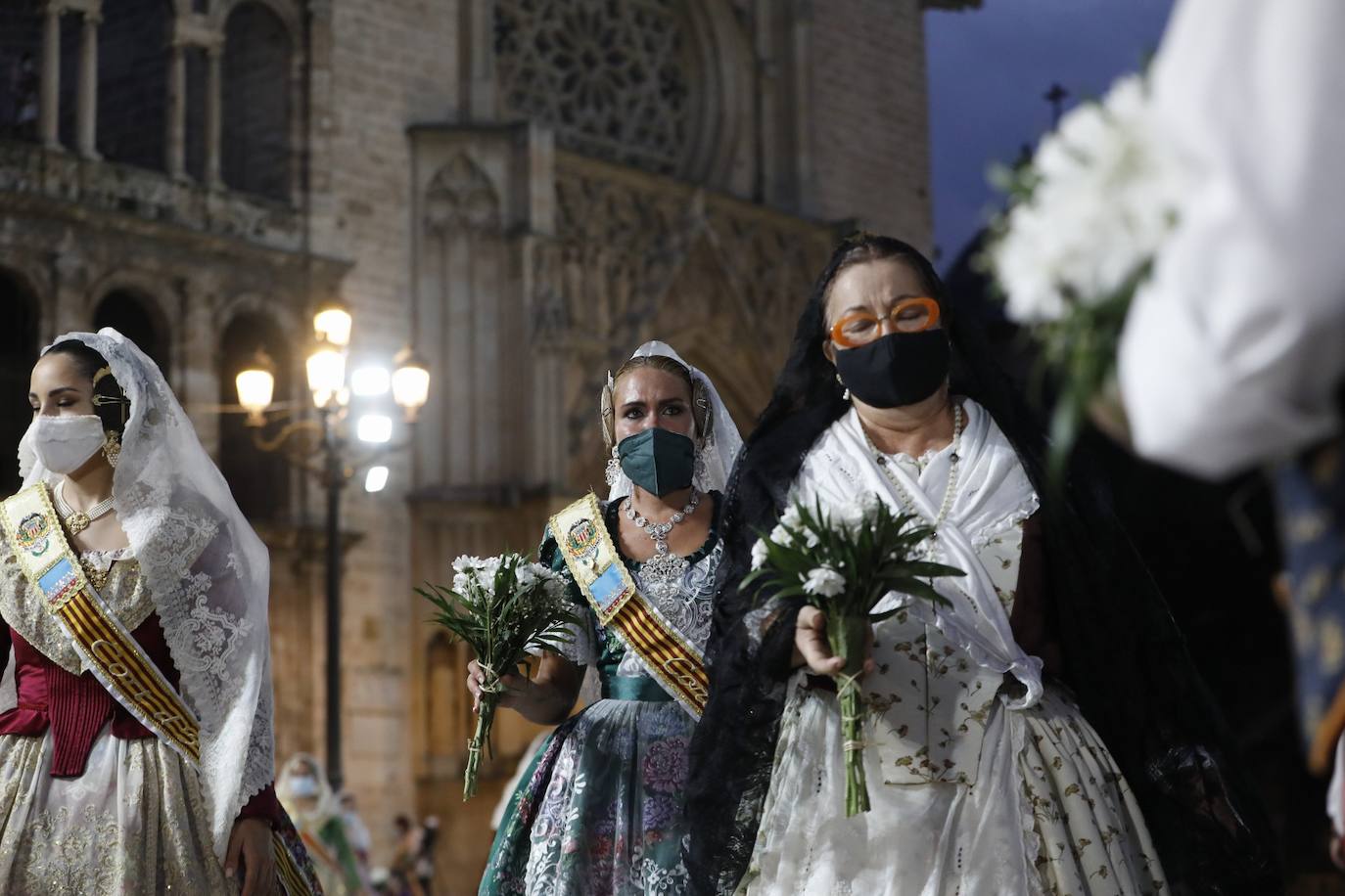 Los falleros se reencuentran con la Virgen este viernes 3 de septiembre, en las que pasarán a la historia como las Fallas más atípicas por las restricciones de la pandemia. Las comisiones vuelven a recorrer las calles de Valencia tras la cancelación de las fiestas el pasado 2020.