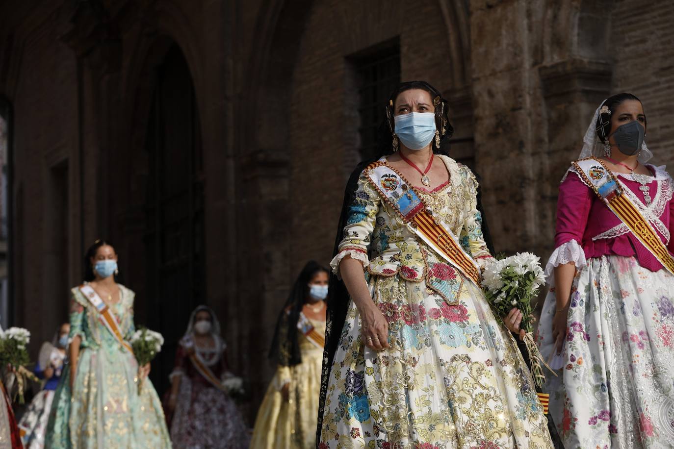 Los falleros se reencuentran con la Virgen este viernes 3 de septiembre, en las que pasarán a la historia como las Fallas más atípicas por las restricciones de la pandemia. Las comisiones vuelven a recorrer las calles de Valencia tras la cancelación de las fiestas el pasado 2020.