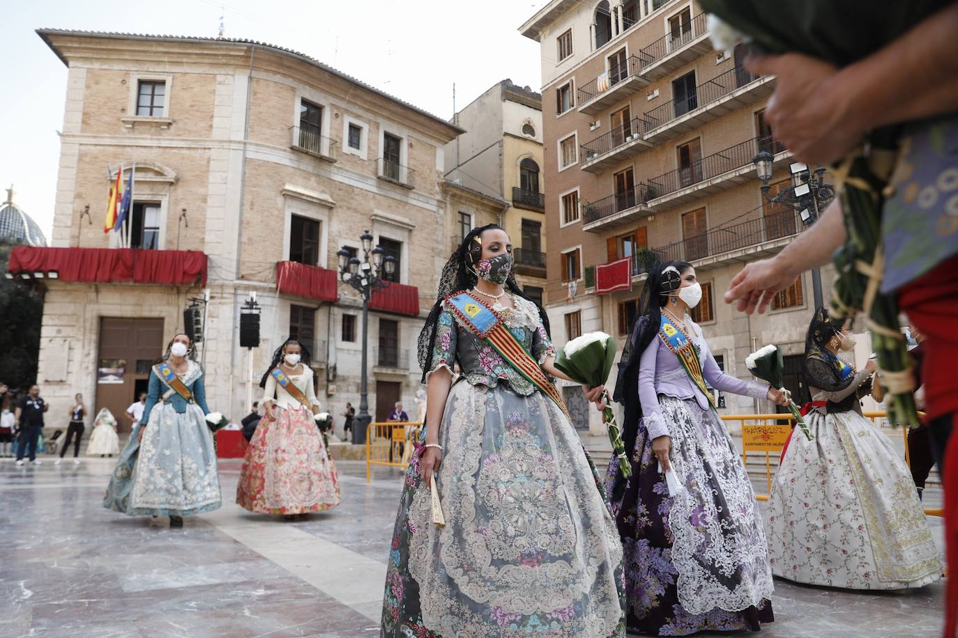 Los falleros se reencuentran con la Virgen este viernes 3 de septiembre, en las que pasarán a la historia como las Fallas más atípicas por las restricciones de la pandemia. Las comisiones vuelven a recorrer las calles de Valencia tras la cancelación de las fiestas el pasado 2020.