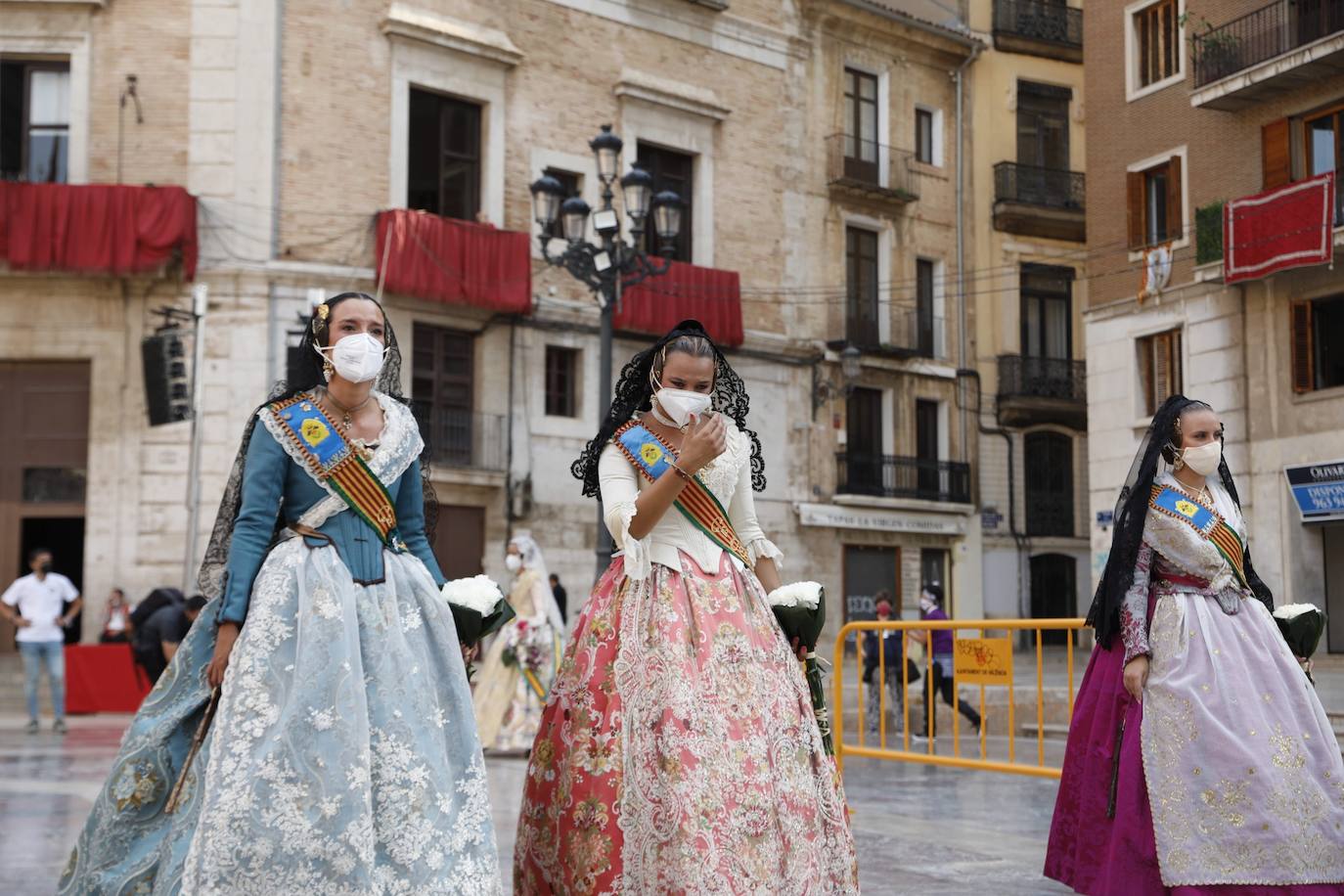 Los falleros se reencuentran con la Virgen este viernes 3 de septiembre, en las que pasarán a la historia como las Fallas más atípicas por las restricciones de la pandemia. Las comisiones vuelven a recorrer las calles de Valencia tras la cancelación de las fiestas el pasado 2020.