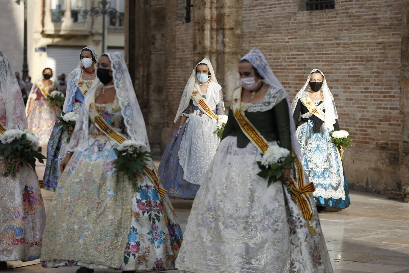 Los falleros se reencuentran con la Virgen este viernes 3 de septiembre, en las que pasarán a la historia como las Fallas más atípicas por las restricciones de la pandemia. Las comisiones vuelven a recorrer las calles de Valencia tras la cancelación de las fiestas el pasado 2020.