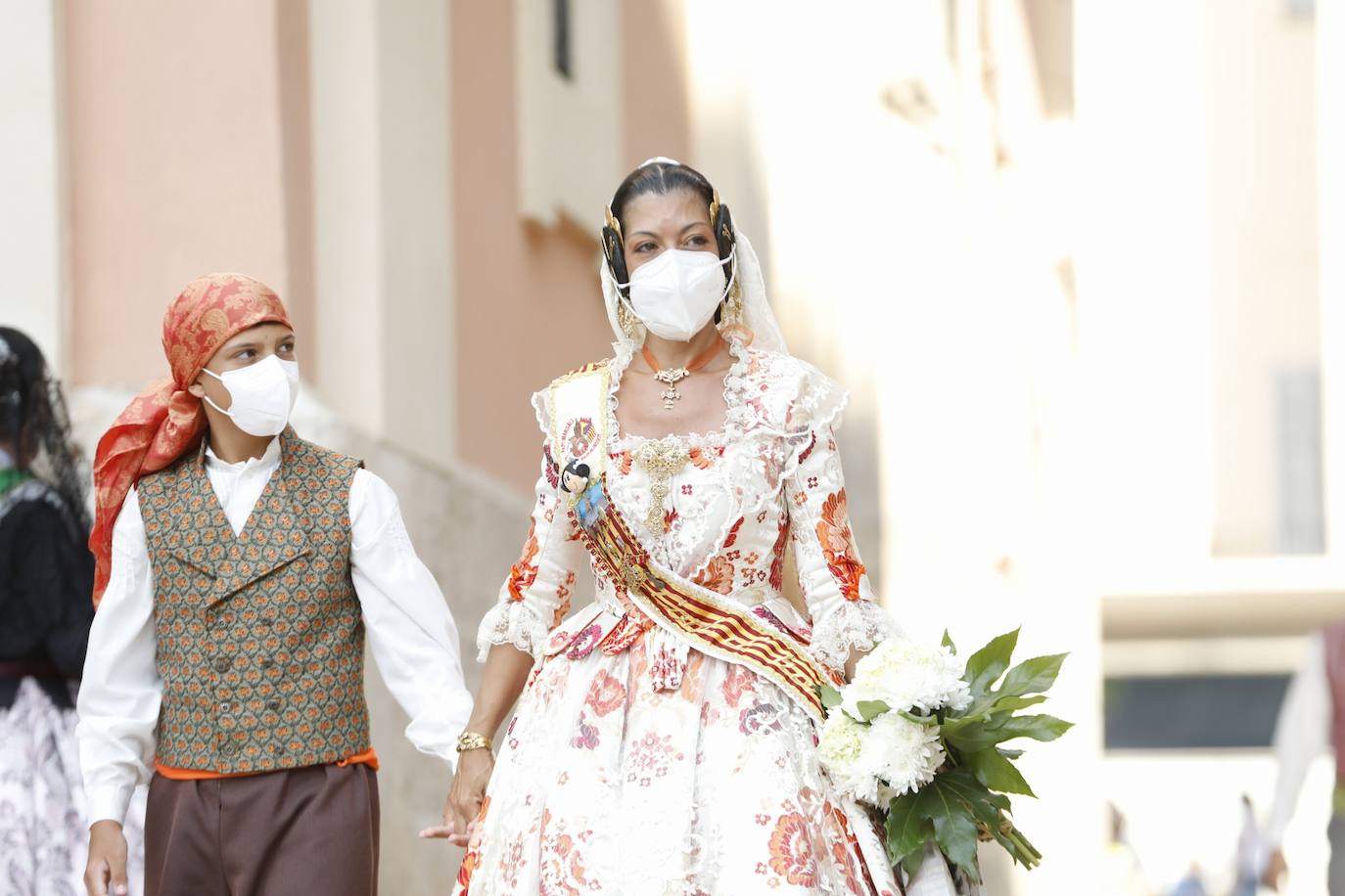 Los falleros se reencuentran con la Virgen este viernes 3 de septiembre, en las que pasarán a la historia como las Fallas más atípicas por las restricciones de la pandemia. Las comisiones vuelven a recorrer las calles de Valencia tras la cancelación de las fiestas el pasado 2020.