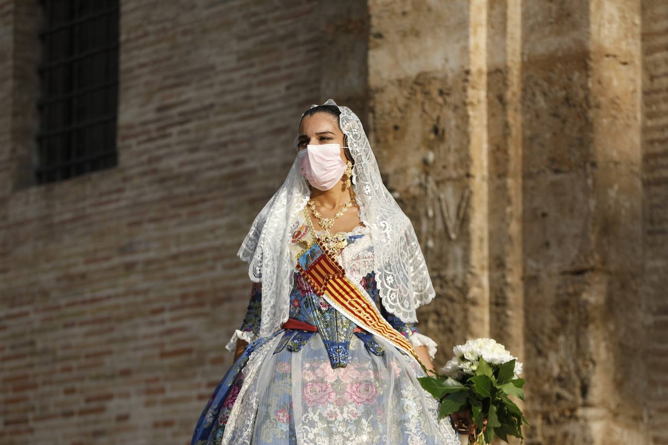 Los falleros se reencuentran con la Virgen este viernes 3 de septiembre, en las que pasarán a la historia como las Fallas más atípicas por las restricciones de la pandemia. Las comisiones vuelven a recorrer las calles de Valencia tras la cancelación de las fiestas el pasado 2020.