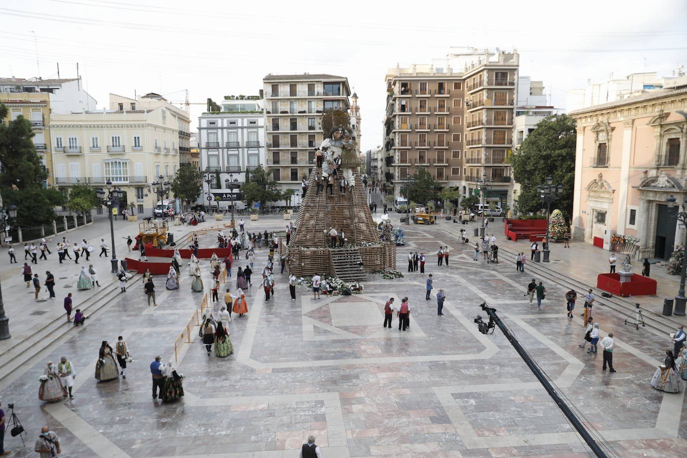 Los falleros se reencuentran con la Virgen este viernes 3 de septiembre, en las que pasarán a la historia como las Fallas más atípicas por las restricciones de la pandemia. Las comisiones vuelven a recorrer las calles de Valencia tras la cancelación de las fiestas el pasado 2020.