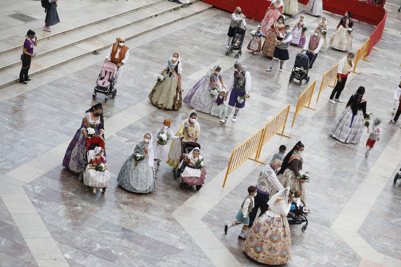 Los falleros se reencuentran con la Virgen este viernes 3 de septiembre, en las que pasarán a la historia como las Fallas más atípicas por las restricciones de la pandemia. Las comisiones vuelven a recorrer las calles de Valencia tras la cancelación de las fiestas el pasado 2020.