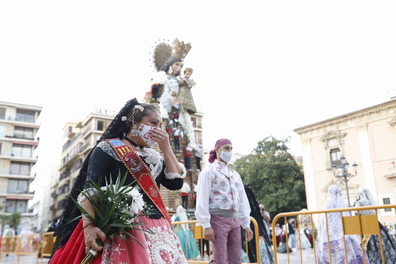 Los falleros se reencuentran con la Virgen este viernes 3 de septiembre, en las que pasarán a la historia como las Fallas más atípicas por las restricciones de la pandemia. Las comisiones vuelven a recorrer las calles de Valencia tras la cancelación de las fiestas el pasado 2020.