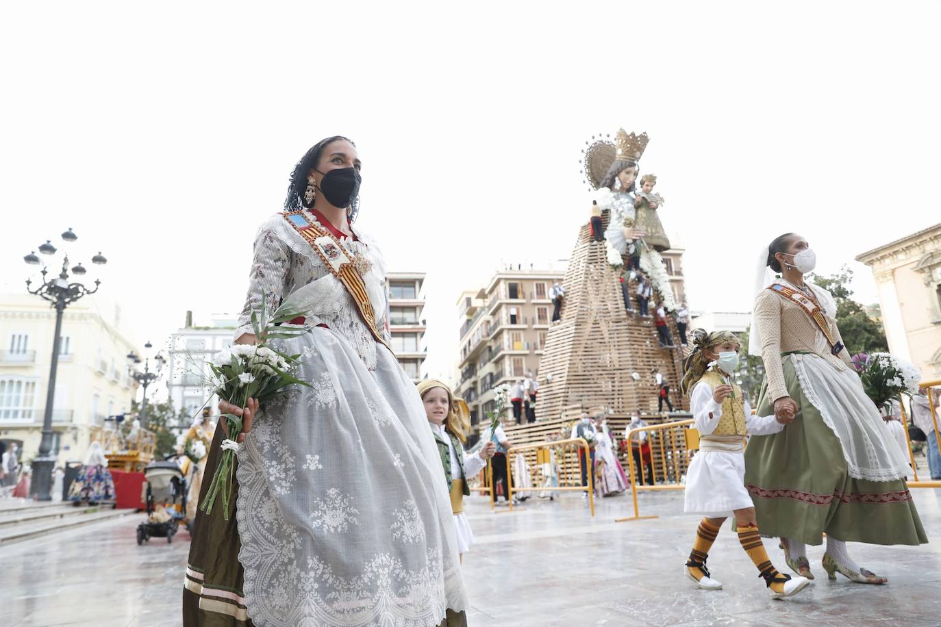 Los falleros se reencuentran con la Virgen este viernes 3 de septiembre, en las que pasarán a la historia como las Fallas más atípicas por las restricciones de la pandemia. Las comisiones vuelven a recorrer las calles de Valencia tras la cancelación de las fiestas el pasado 2020.