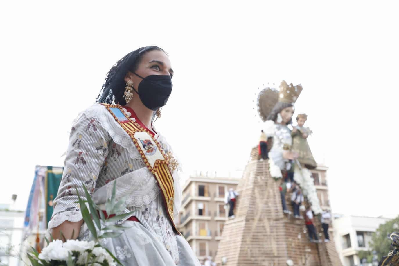 Los falleros se reencuentran con la Virgen este viernes 3 de septiembre, en las que pasarán a la historia como las Fallas más atípicas por las restricciones de la pandemia. Las comisiones vuelven a recorrer las calles de Valencia tras la cancelación de las fiestas el pasado 2020.