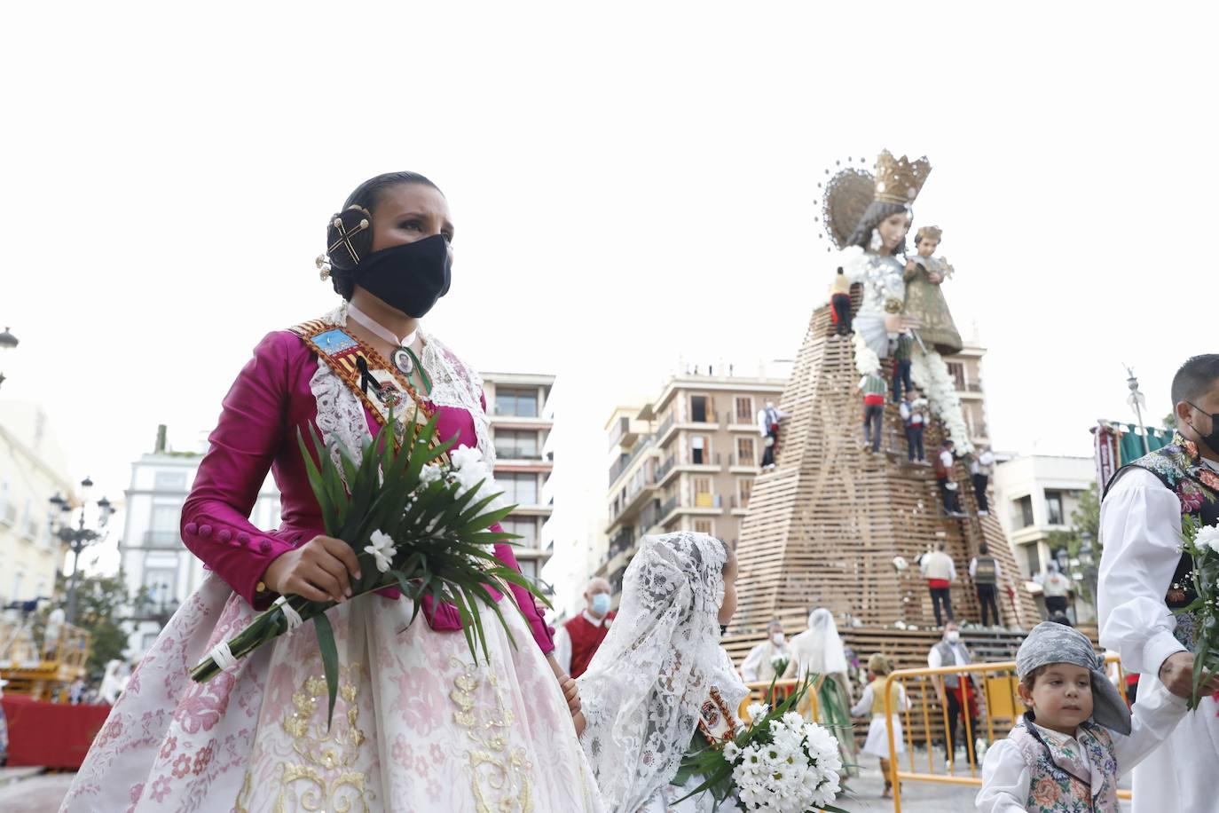 Los falleros se reencuentran con la Virgen este viernes 3 de septiembre, en las que pasarán a la historia como las Fallas más atípicas por las restricciones de la pandemia. Las comisiones vuelven a recorrer las calles de Valencia tras la cancelación de las fiestas el pasado 2020.