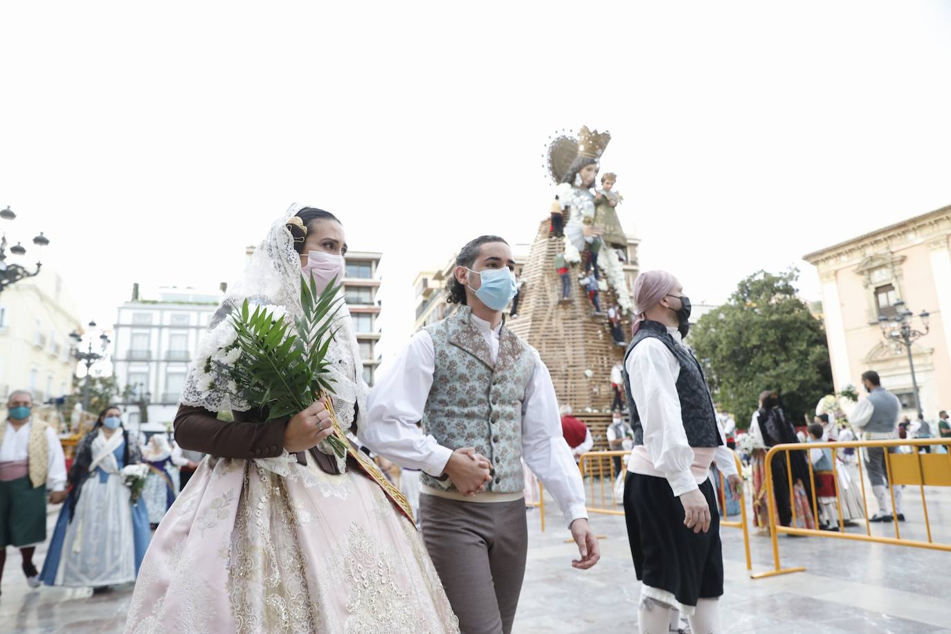 Los falleros se reencuentran con la Virgen este viernes 3 de septiembre, en las que pasarán a la historia como las Fallas más atípicas por las restricciones de la pandemia. Las comisiones vuelven a recorrer las calles de Valencia tras la cancelación de las fiestas el pasado 2020.