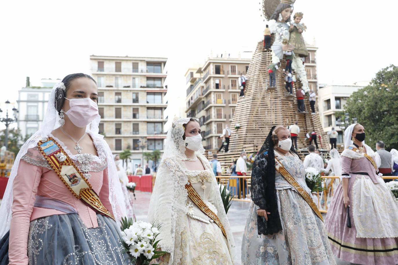 Los falleros se reencuentran con la Virgen este viernes 3 de septiembre, en las que pasarán a la historia como las Fallas más atípicas por las restricciones de la pandemia. Las comisiones vuelven a recorrer las calles de Valencia tras la cancelación de las fiestas el pasado 2020.