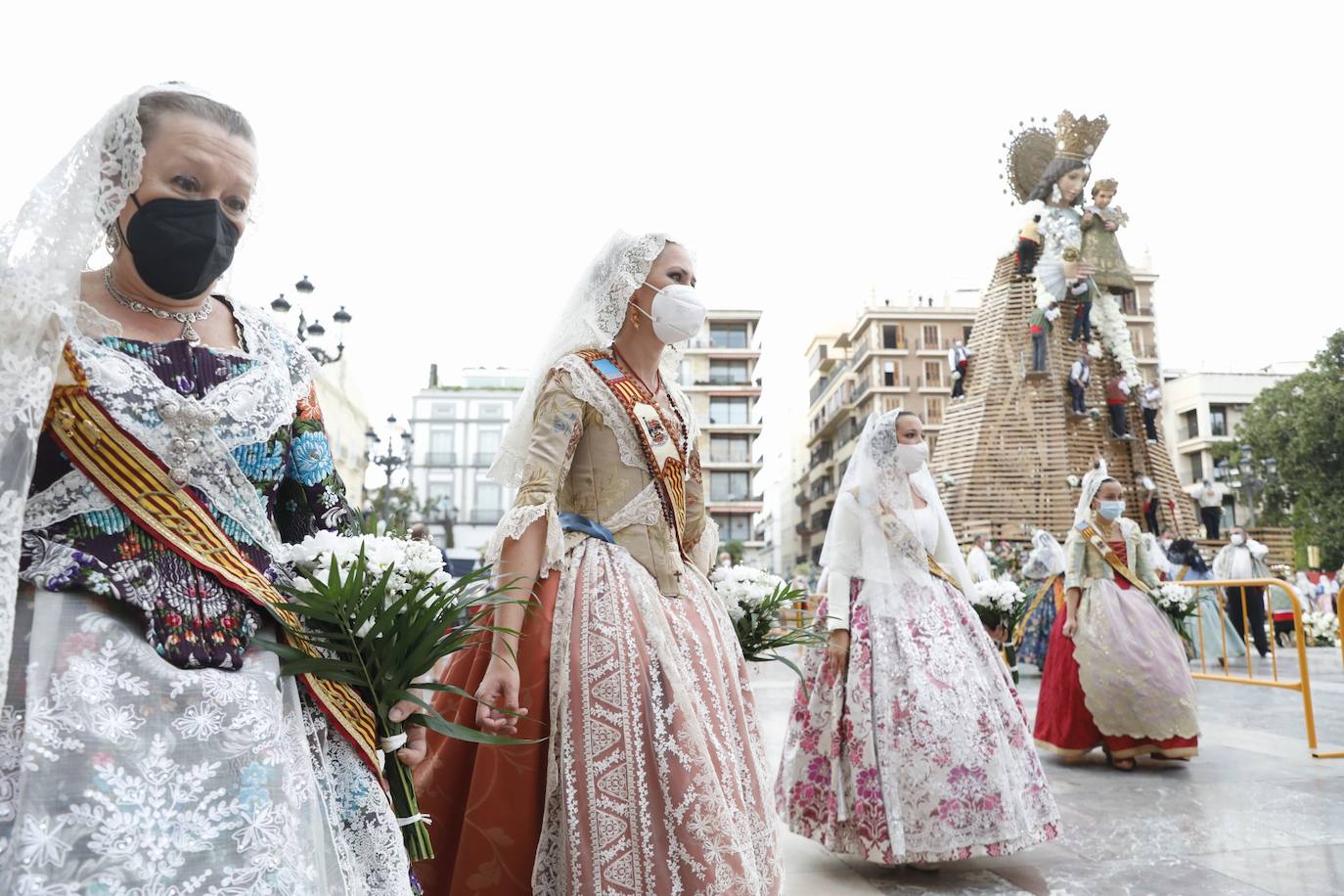 Los falleros se reencuentran con la Virgen este viernes 3 de septiembre, en las que pasarán a la historia como las Fallas más atípicas por las restricciones de la pandemia. Las comisiones vuelven a recorrer las calles de Valencia tras la cancelación de las fiestas el pasado 2020.