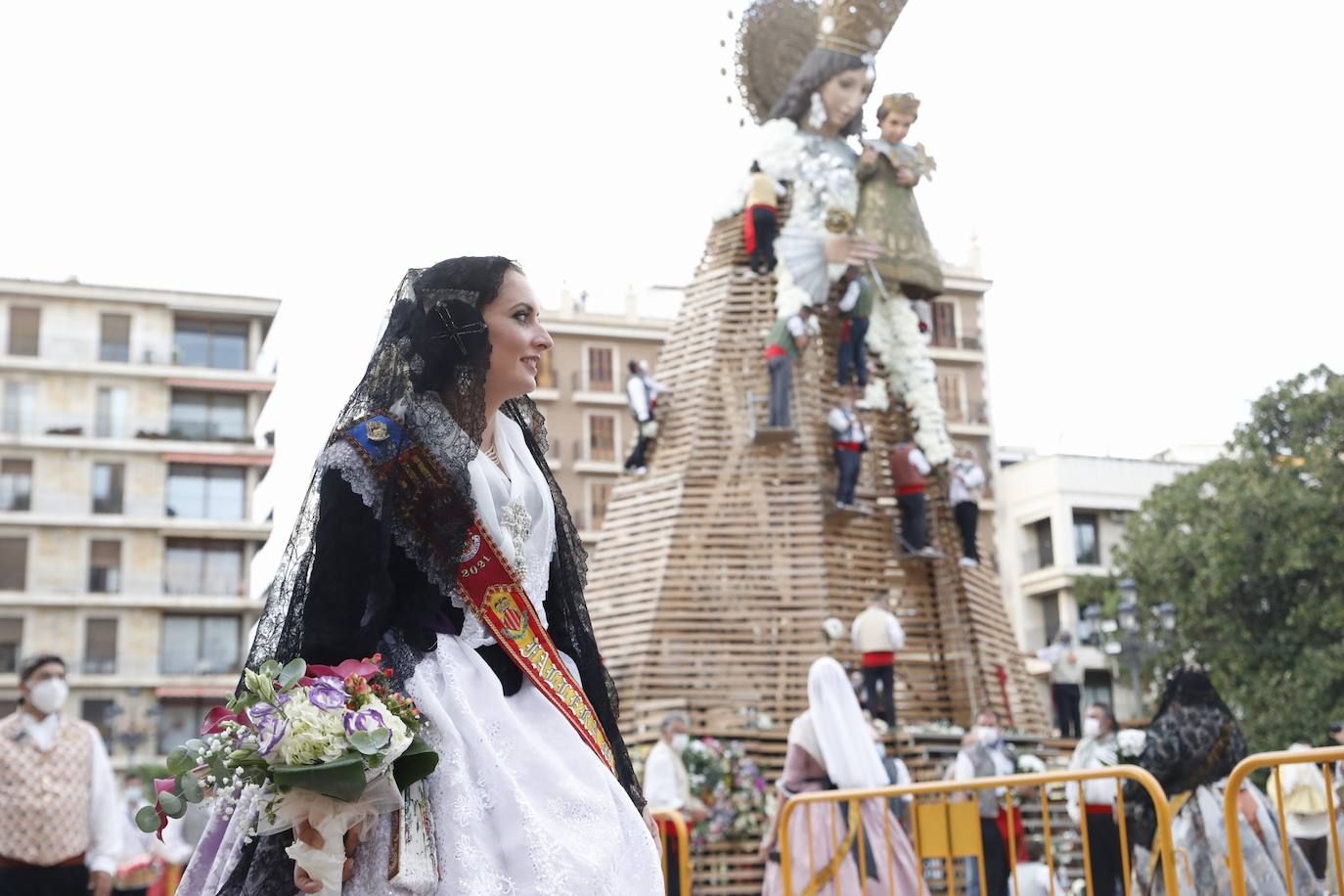 Los falleros se reencuentran con la Virgen este viernes 3 de septiembre, en las que pasarán a la historia como las Fallas más atípicas por las restricciones de la pandemia. Las comisiones vuelven a recorrer las calles de Valencia tras la cancelación de las fiestas el pasado 2020.