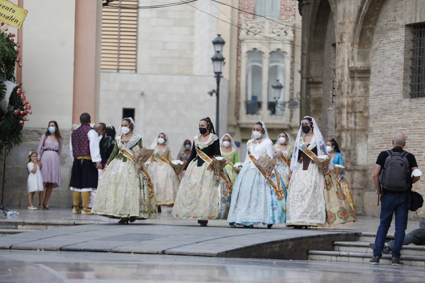 Los falleros se reencuentran con la Virgen este viernes 3 de septiembre, en las que pasarán a la historia como las Fallas más atípicas por las restricciones de la pandemia. Las comisiones vuelven a recorrer las calles de Valencia tras la cancelación de las fiestas el pasado 2020.