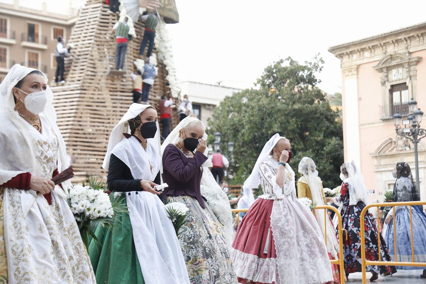 Los falleros se reencuentran con la Virgen este viernes 3 de septiembre, en las que pasarán a la historia como las Fallas más atípicas por las restricciones de la pandemia. Las comisiones vuelven a recorrer las calles de Valencia tras la cancelación de las fiestas el pasado 2020.