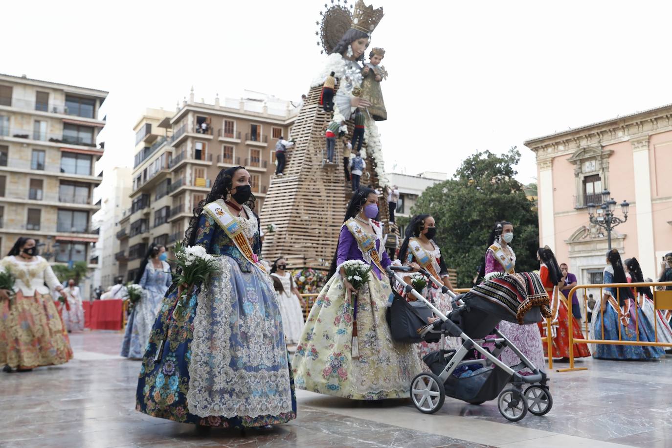 Los falleros se reencuentran con la Virgen este viernes 3 de septiembre, en las que pasarán a la historia como las Fallas más atípicas por las restricciones de la pandemia. Las comisiones vuelven a recorrer las calles de Valencia tras la cancelación de las fiestas el pasado 2020.