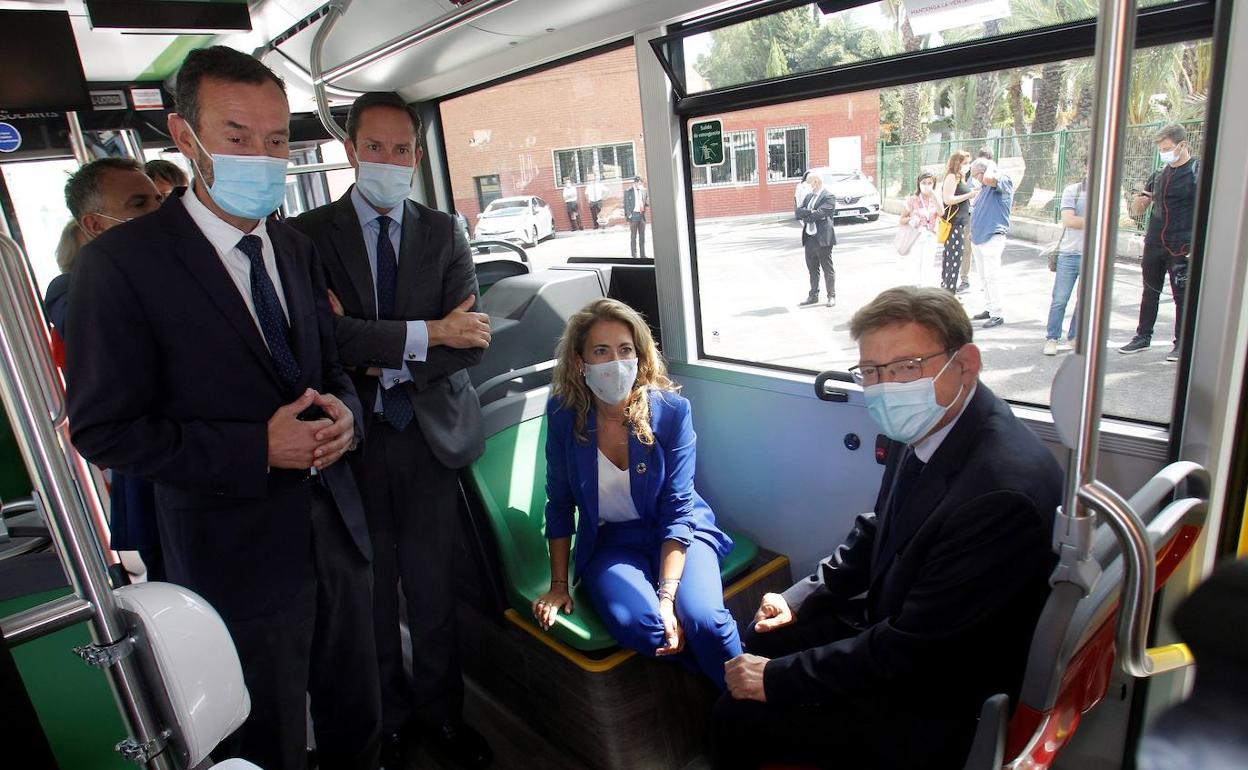 La ministra Raquel Sánchez y el presidente del Consell, Ximo Puig, junto al alcalde de Elche, Carlos González. 