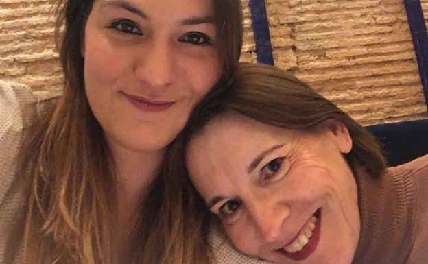 La cocinera y copropietaria de Lienzo, María José Martínez, con su tía Lina en el restaurante el Trinquet de Pelayo. 