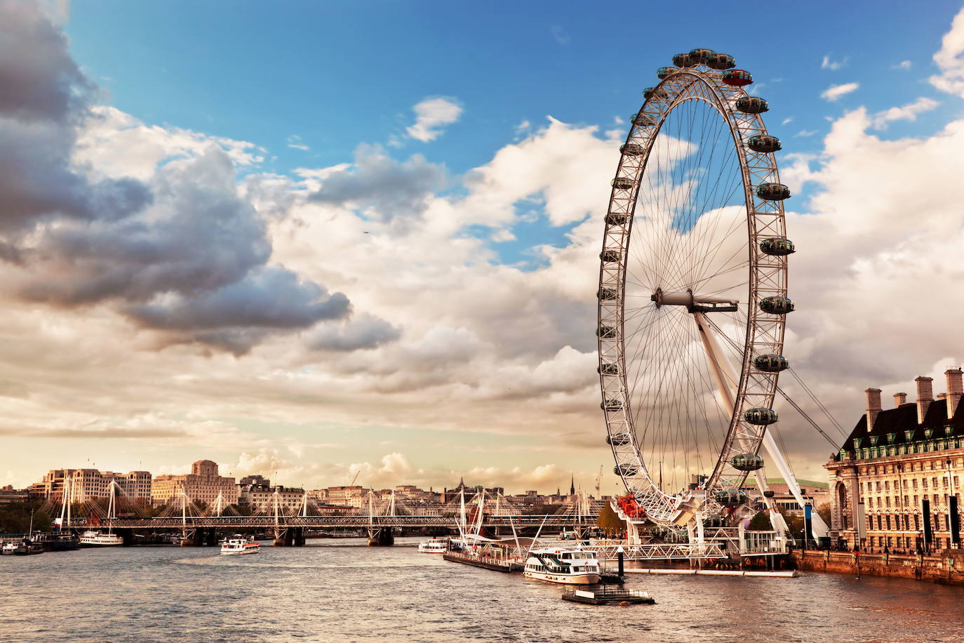 LONDON EYE (LONDRES) | Si hay una noria que es famosa a nivel mundial, esa es la conocida como London Eye, situada en la capital de Reino Unido, a orillas del Río Támesis. Ofrece unas vistas únicas del Big Ben, del Palacio de Westminster y de la zona más turística de la ciudad.