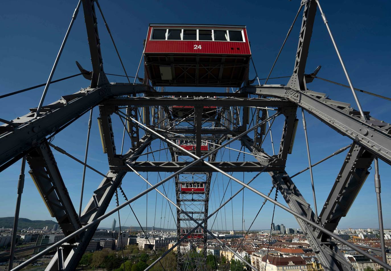 NORIA DE RIESENRAD (VIENA) | Construida en 1897 en el parque de atracciones de Wurstelprater, durante sesenta años fue la noria más alta del mundo. La belleza de su construcción y su huella en la historia la han convertido en un símbolo de la ciudad y en un ejemplo de cómo adaptarse a los nuevos tiempos. Por su diseño, podría ser la más vintage de todas.