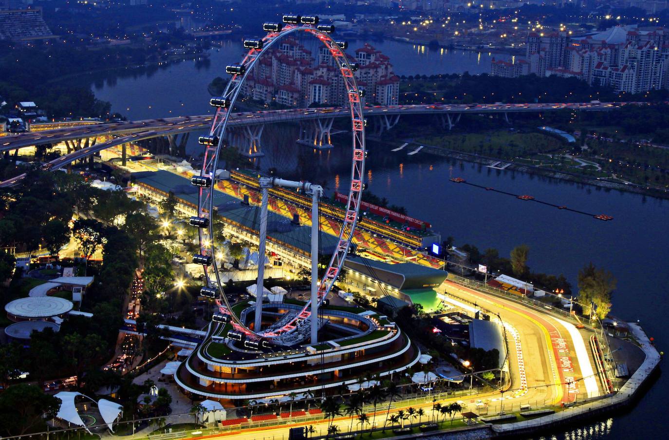 SINGAPORE FLYER (SINGAPUR) | La Singapore Flyer, con 165 metros, es la segunda noria de observación más alta del mundo. Tiene una capacidad para 784 pasajeros repartidos en 28 cápsulas del tamaño de un autobús con capacidad para 28 personas. Ofrece cócteles y champán a los visitantes, y tiene baños. Se tardan 30 minutos en dar una vuelta completa. 