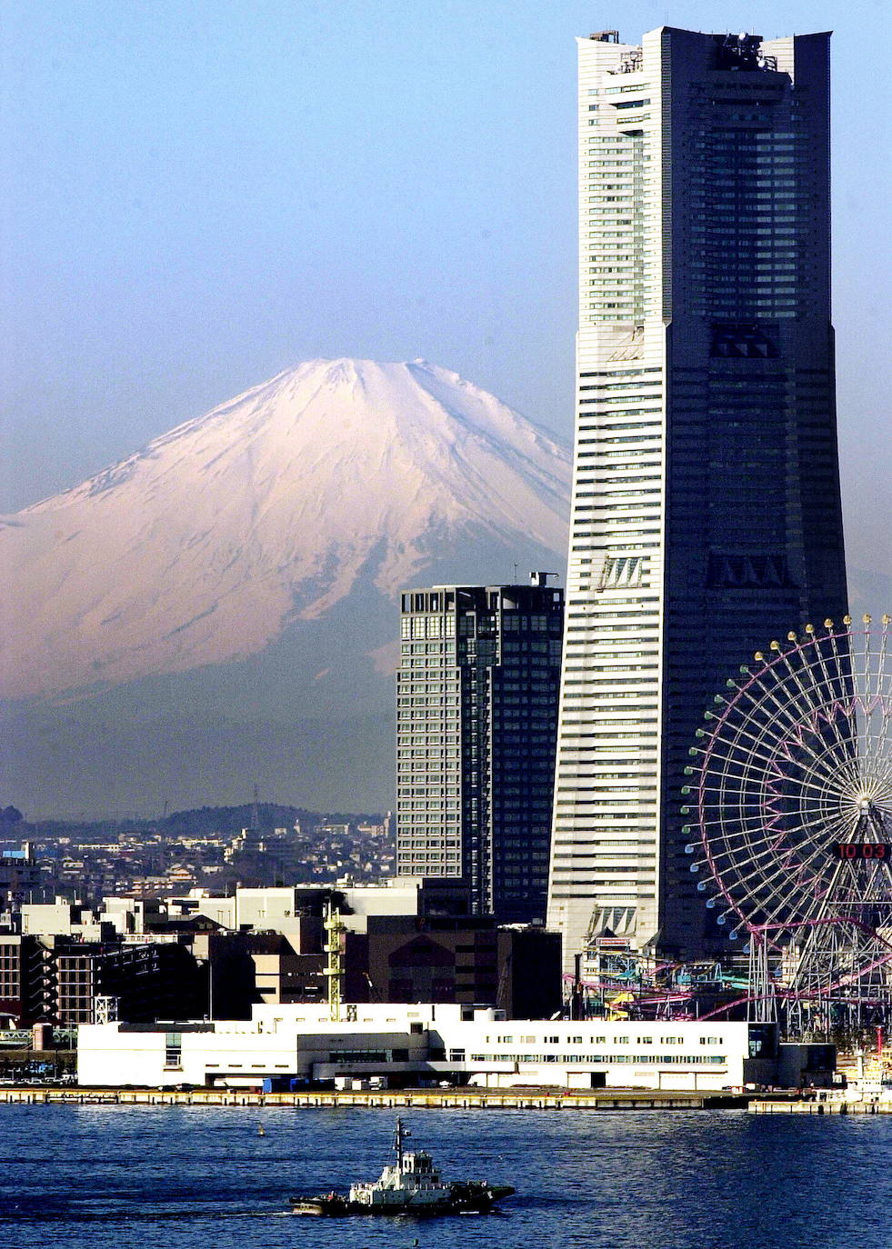 COSMO CLOCK 21 (YOKOHAMA, JAPÓN) | Con sus 107 metros de alto es el reloj más grande del mundo. La rueda cuenta con 60 cabinas, cada una con capacidad para 8 pasajeros y tarda unos 15 minutos en completar su recorrido. Se encuentra dentro del Cosmo World y desde ella el turista podrá fotografiar unas vistas maravillosas.