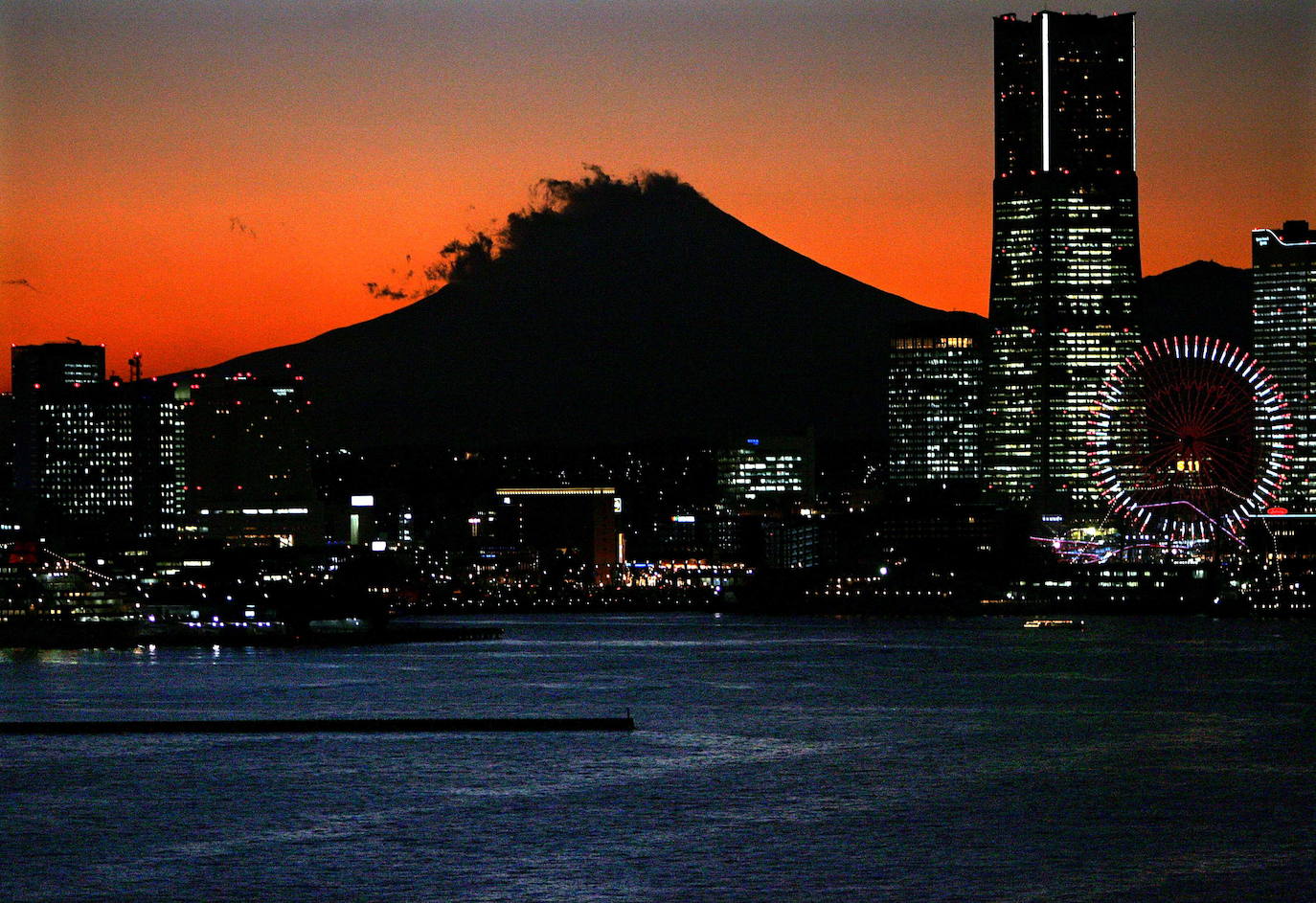 COSMO CLOCK 21 (YOKOHAMA, JAPÓN) | Con sus 107 metros de alto es el reloj más grande del mundo. La rueda cuenta con 60 cabinas, cada una con capacidad para 8 pasajeros y tarda unos 15 minutos en completar su recorrido. Se encuentra dentro del Cosmo World y desde ella el turista podrá fotografiar unas vistas maravillosas.