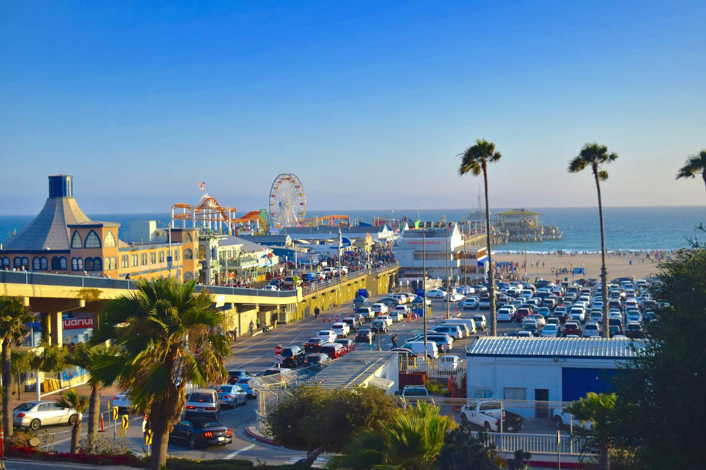 SANTA MÓNICA (LOS ÁNGELES) | Se podría decir que es la más ecológica de todas, pues funciona con energía solar. La mítica Pacific Wheel se encuentra en plena playa de Santa Mónica, dentro del Pacific Park, y es protagonista de numerosas fotos de turistas día tras día. La noria cuenta con más de 160.000 bombillas que colorean los atardeceres del Pacífico. Situada al final de la famosa ruta 66.