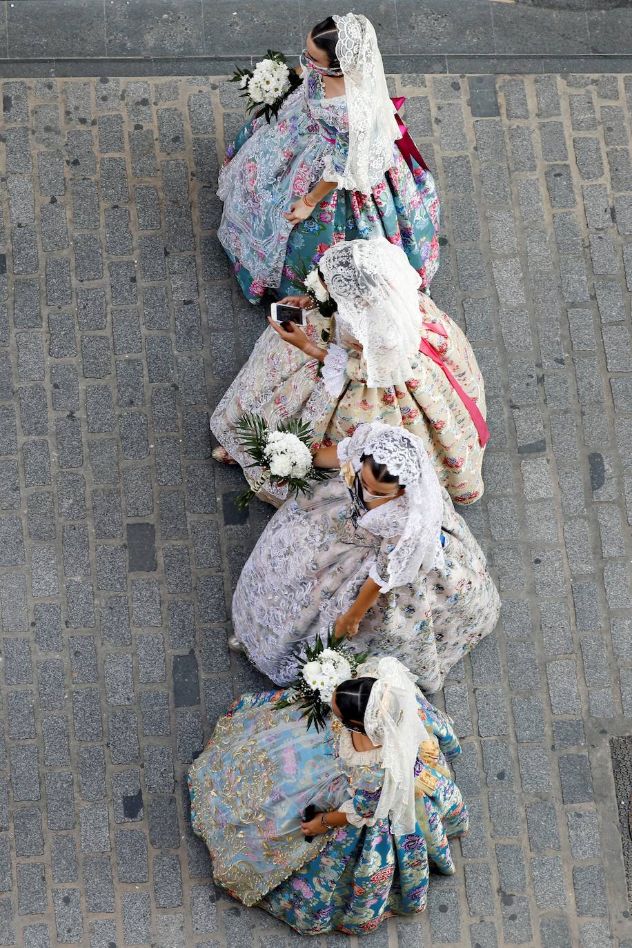 Los falleros se reencuentran con la Virgen este viernes 3 de septiembre, en las que pasarán a la historia como las Fallas más atípicas por las restricciones de la pandemia. Las comisiones vuelven a recorrer las calles de Valencia tras la cancelación de las fiestas el pasado 2020.