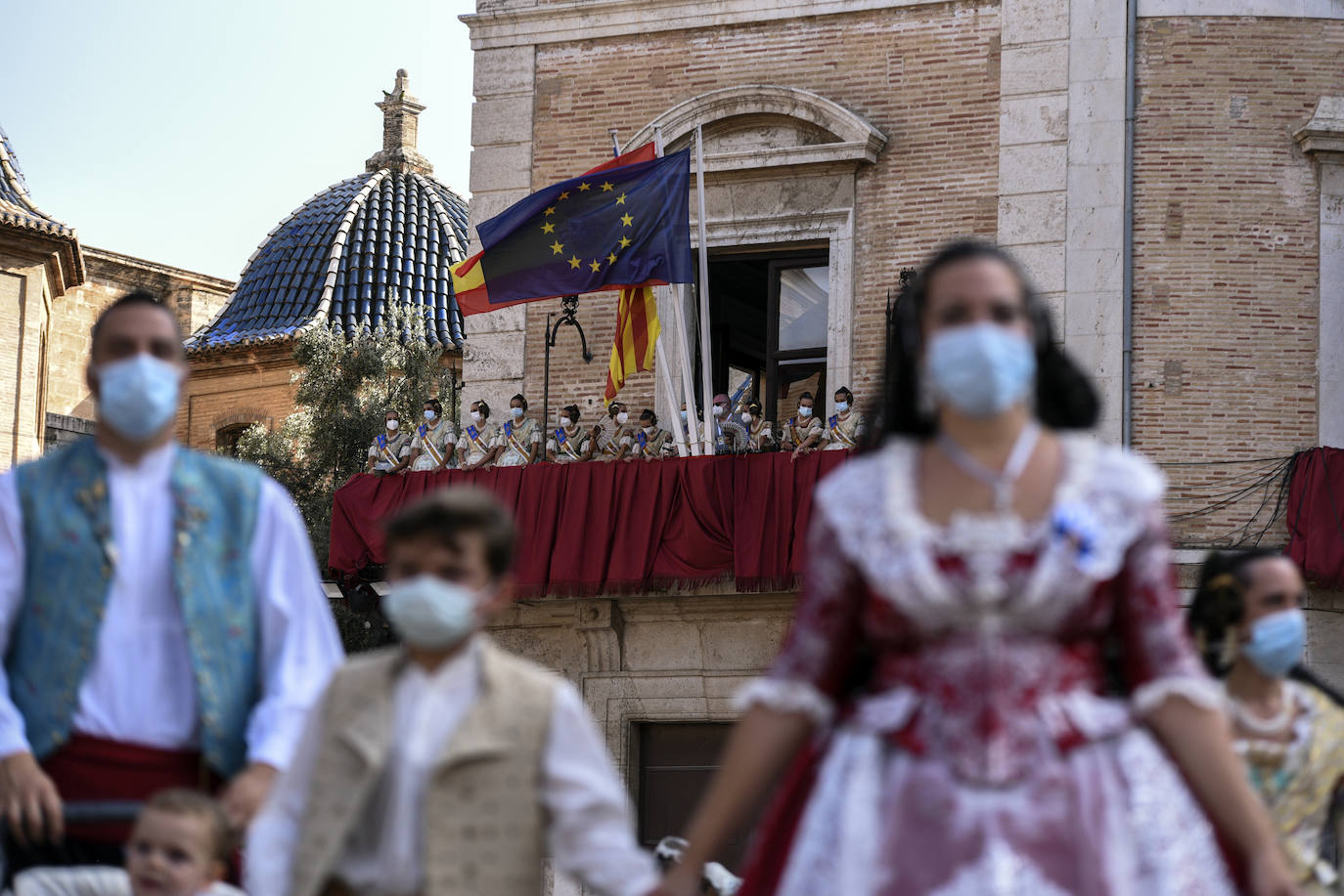 Los falleros se reencuentran con la Virgen este viernes 3 de septiembre, en las que pasarán a la historia como las Fallas más atípicas por las restricciones de la pandemia. Las comisiones vuelven a recorrer las calles de Valencia tras la cancelación de las fiestas el pasado 2020.